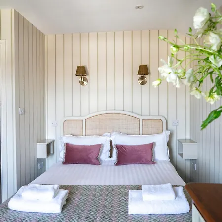 The House Deluxe 2 Bedroom Upper Floor Χαρογκέιτ